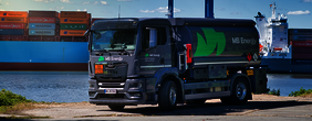 grauer Tanklastwagen mit MB Energy Logo im Hamburgerhafen